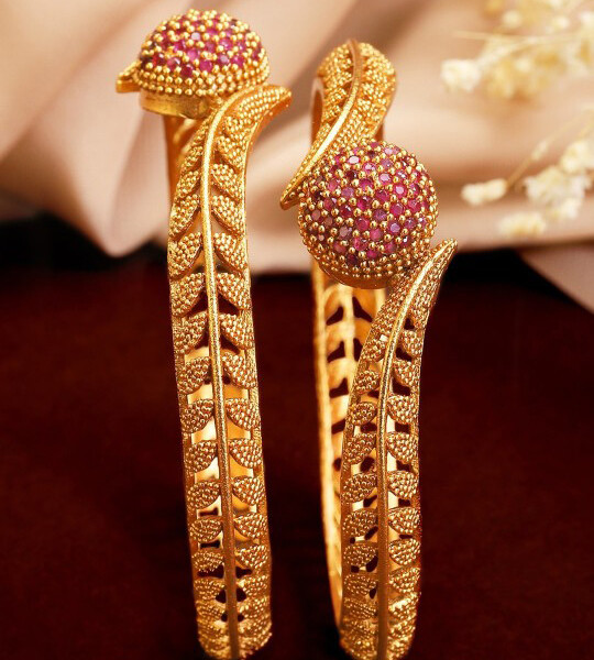 Rubans Set Of 2 Gold-Plated Red Emrald Studded Bangles